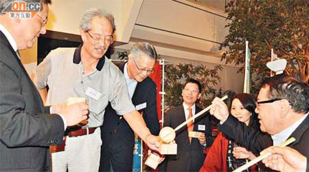 張宇人（左起）、黃宜弘、方剛等試飲日本清酒。	（徐家浩攝）