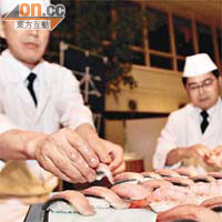日本著名廚師親自料理魚生，招呼一班貴客。
