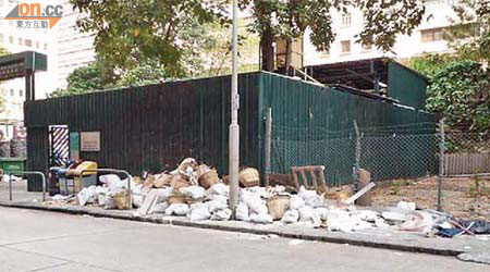 深水埗永康街垃圾站對出行人路遭棄置大量建築廢料，途人無法經過。
