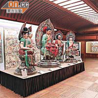五尊木雕彩繪佛像，展現敦煌文化精髓。	（志蓮淨苑提供） 