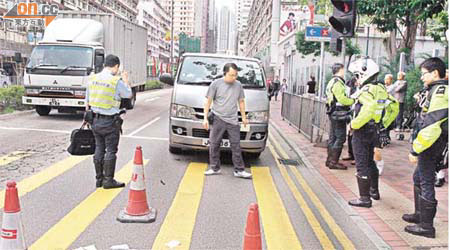 客貨車司機向警員講述意外經過。	（曾紹良攝）