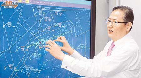 李天柱指全新的航空管制監察系統最快於二○一三年底採用。	（陳錦輝攝）