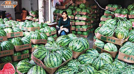 受膨大劑事件影響，內地長沙西瓜銷量下跌七成，商店囤積大量西瓜。