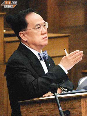 懷疑「黑手」逐個講<br>曾蔭權<br>有一個來自「高於財政司司長」的「政治任務」，要互聯網專業協會中標