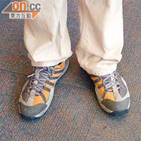 有港鐵員工穿圖中的運動鞋被拒進入九龍灣總部。