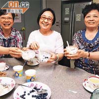 杜女士（左起）、梁女士及蕭太一起製作及品嘗「乳酪拌麥皮藍莓」。