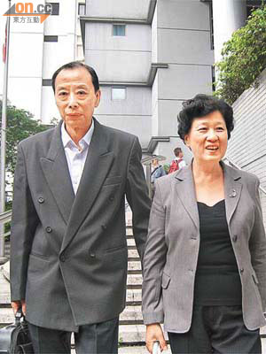 被告陳銘鐘（左）裁定非禮表證成立，自辯後由女親友（右）陪同離開。	（何全泰攝）