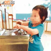 深水埗 北河街體育館兒童遊戲室<br>有小童用遊戲室門外的飲水機洗手，卻未見有職員上前阻止。