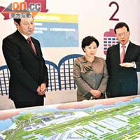 機管局高層向鄭汝樺（左二）講解未來機場發展規劃圖。	（羅錦鴻攝）