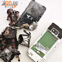 投訴人提供的相片顯示，電池與機殼嚴重損毀。