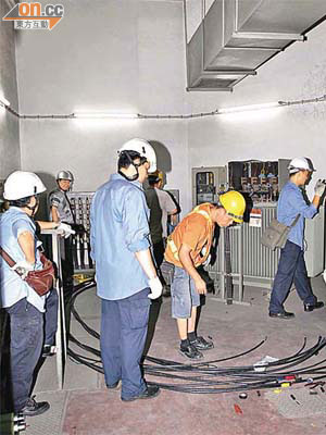 電力公司派員在變電房進行搶修。