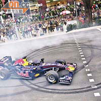 新加坡政府准許Red Bull的F1賽車在烏節路奔馳，車手在場表演打圈技術。