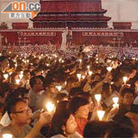 支聯會在維園架起北京天安門廣場布景，讓參與晚會的市民猶如置身於當年現場。