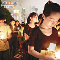 今年的燭光集會有特別多年輕人參加，為平反六四薪火相傳。