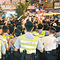 警方重重包圍示威者。（陳桂建攝）