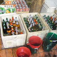 食肆在地上堆放膠桶、啤酒及汽水等雜物。