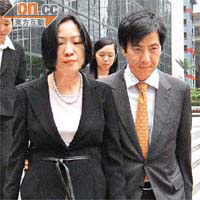 裁決至中午時，尚未遭取消保釋的蔣麗莉在丈夫（右）陪同下離開法院。	（朱棨新攝）