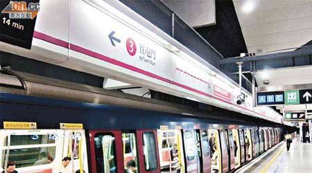 西鐵線往屯門的尾班車被指過早開出，居民要求港鐵延長服務時間。