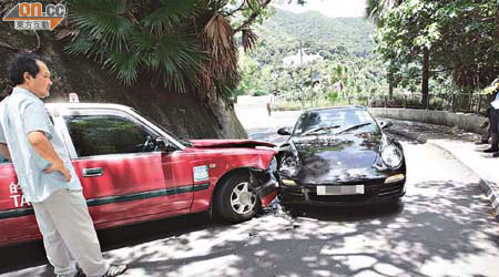 保時捷跑車與的士在彎位相撞，俱車頭損毀。	（蕭添榮攝）