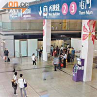 紅磡站為鐵路樞紐之一，但客務中心隱藏於車站一角，不便乘客求助。
