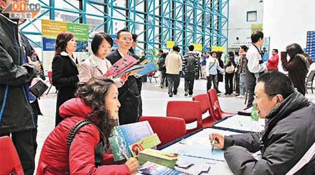 本港大學日漸受到內地學生歡迎，大專院校近期接獲不少內地生的入學申請。	（資料圖片）