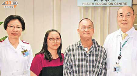 馮福喜夫婦（右二、左二）感激醫護人員的照顧，右一為陸洪滔醫生。	（劉志城攝）