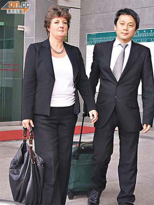 被告唐煒明（右）昨應訊後，與代表他的資深大律師郭莎樂（左）一同離開。	（高嘉業攝）