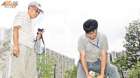 李賢祉（左）與另一園藝專家林德澤直指康文署管理草地不得其法。	（黎達豪攝）
