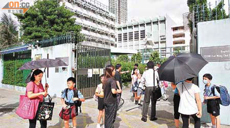 沙田圍呂明才小學日前容許路過的婚紗攝影公司入內取景拍攝，引發家長不滿。	（蘇文傑攝）
