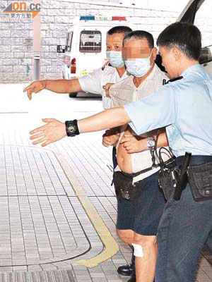 被捕老翁（中）由警員押送醫院。
