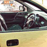 事主的私家車被扑破玻璃窗。