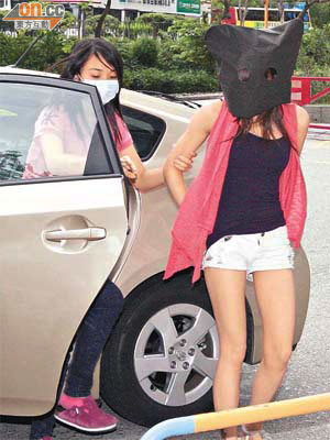 穿背心短褲女毒販被帶返住所搜查。