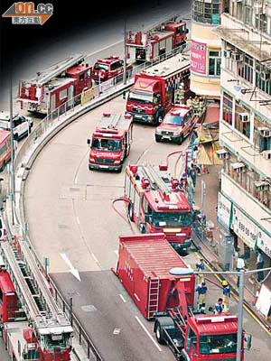 消防處派出多輛消防車到場撲救大火。（左蘭慶攝）