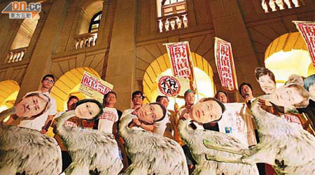 反對加煙稅的團體在立會外示威，諷刺支持加稅的高官及議員對私煙問題採取鴕鳥政策。	（黃仲民攝）