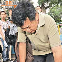 劉玉棠昨午得知警署警長劉志堅傷重殉職後，在立法會門外跪地謝罪。	（黃仲民攝）