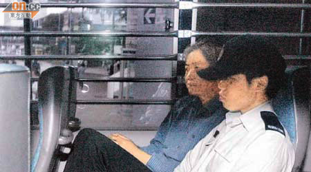 女被告王文婷（左）因誤殺母親，昨判囚六年，而她疑發假誓一事會被律政司跟進。	（資料圖片）