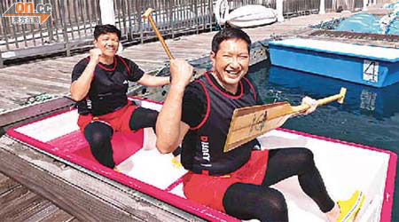 金民豪（右）尋日同拍檔喺迪欣湖練習划浴缸，有姿勢又有實際。（香港迪士尼提供）