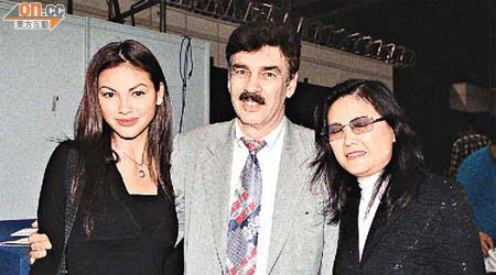 （左起）Rosemary ○二年與父親Alain和母親Julie出席時裝節。
