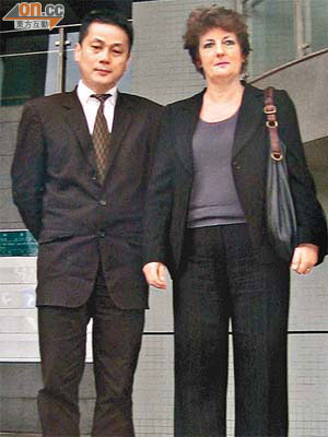 被告唐煒明（左）裁定表證成立，右是辯方大律師郭莎樂。