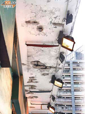 觀塘興業街一幢工廠大廈的簷篷出現石屎剝落，外露出生銹鋼筋。