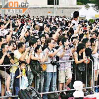 兩萬名市民入場觀賞一級方程式賽車在本港街道飛馳。