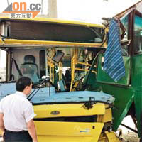 單層巴士撞旅遊巴車尾，車頭嚴重損毀。	（讀者提供）