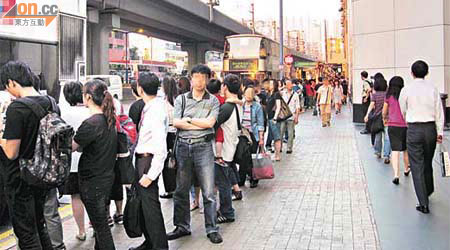 每日下班時間均有大量市民在觀塘道等候巴士。