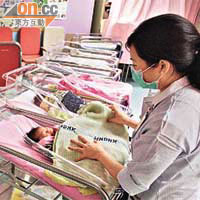 內地孕婦湧港產子，對產科及初生嬰兒深切治療部的服務構成壓力。