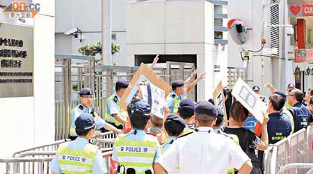 社民連成員連續第十八個星期日到中聯辦示威，要求內地政府平反六四、釋放異見人士。	（陸智豪攝）
