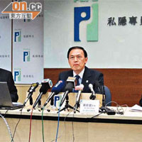 私隱專員蔣任宏（中）昨發表調查報告，指稅務局及四間銀行違反個人資料守則。