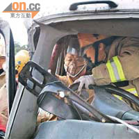 貨櫃車司機受傷被困，消防員到場拯救。