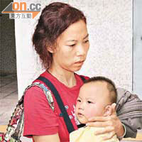 受傷婦人緊抱幼女，一同送院治療。
