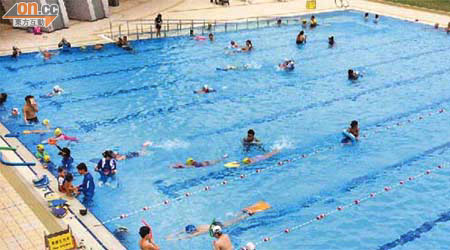 每逢星期六、日及公眾假期，公眾泳池均會擠滿泳客。