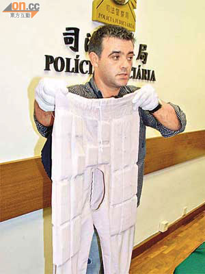 司警展示販運毒品的特製長內褲。